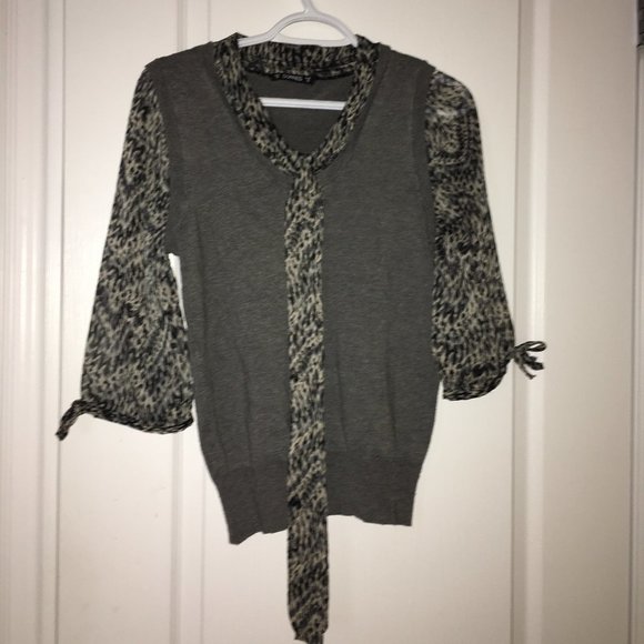 A sweater shirt - Picture 1 of 2
